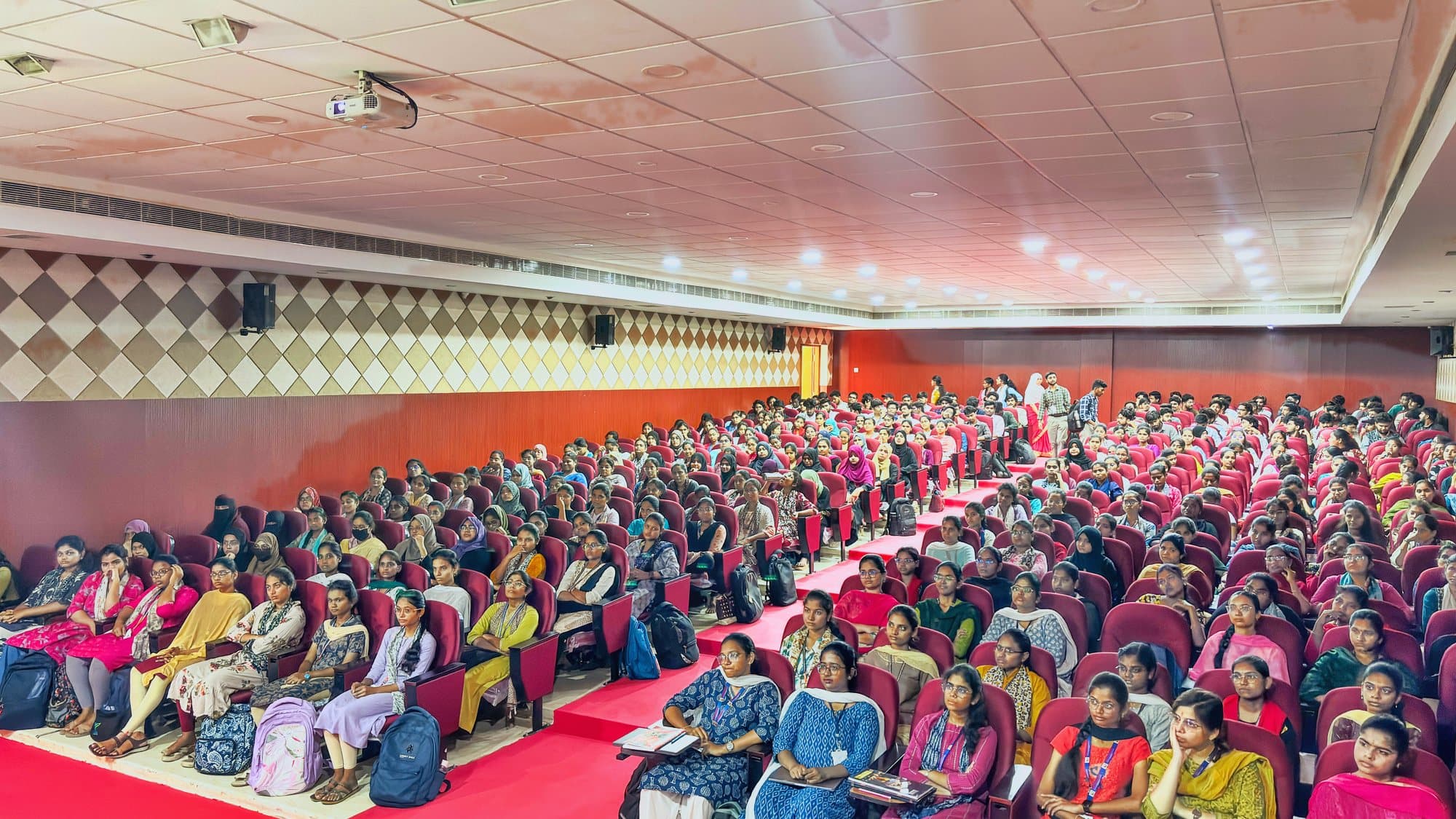 A full auditorium of students at the Edzul workshop in G. Pullaiah College.